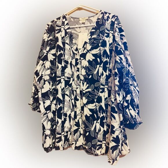 NWT COMO BLU NWT PLUS Women 3x White Navy/Dark Blue Floral Flowy ,V-Neck - Picture 1 of 7